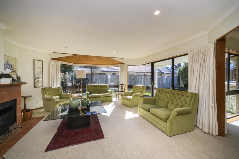 Photo of property in 16 Durham Crescent, Palmerston North, 4414