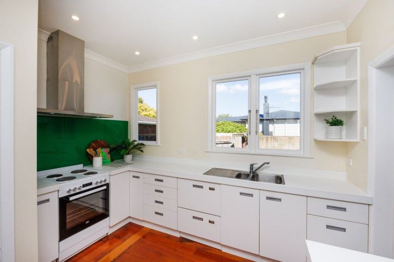 Photo of property in 16 College Street, Awapuni, Palmerston North, 4412