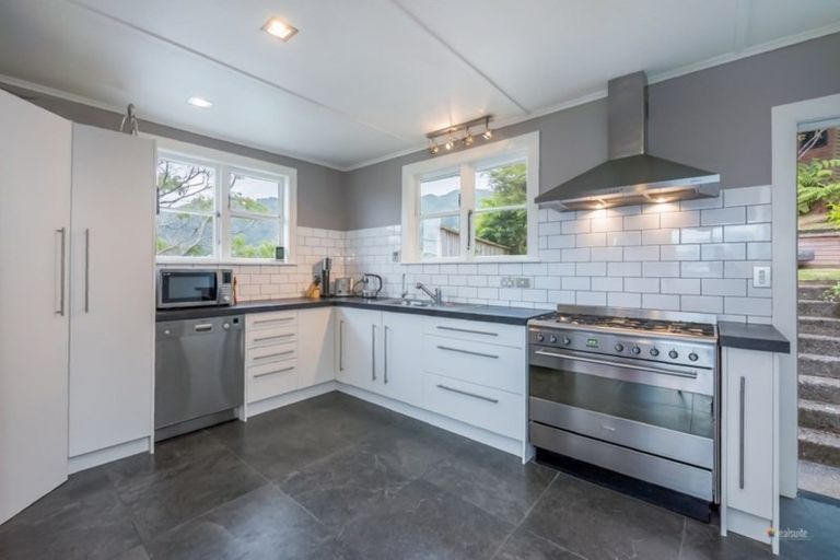 Photo of property in 10 Hill Grove, Naenae, Lower Hutt, 5011