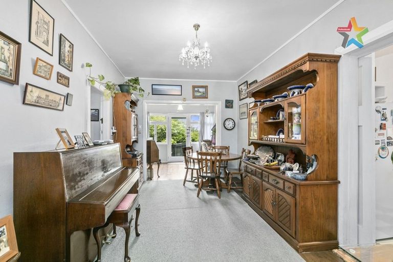 Photo of property in 32 Ferry Road, Days Bay, Lower Hutt, 5013