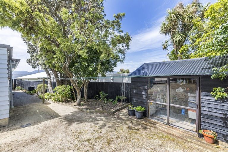 Photo of property in 22 Tai Paku Paku Road, Karaka Bays, Wellington, 6022