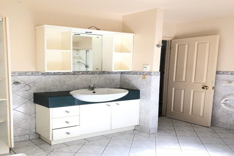 Photo of property in 28 Barker Rise, Northcross, Auckland, 0632