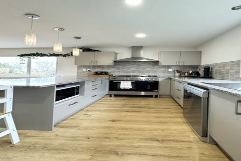 Photo of property in 2/63 Pupuke Road, Birkenhead, Auckland, 0627