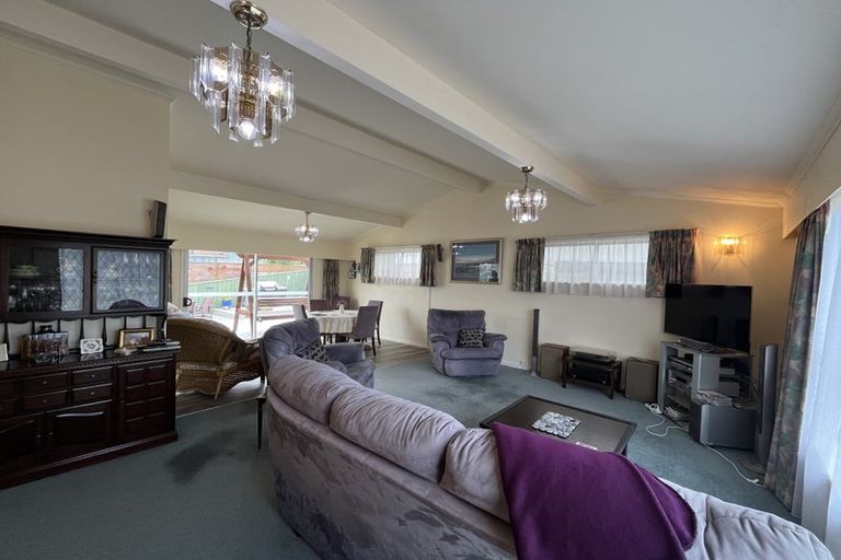 Photo of property in 1 Spicer Place, Tawa, Wellington, 5028