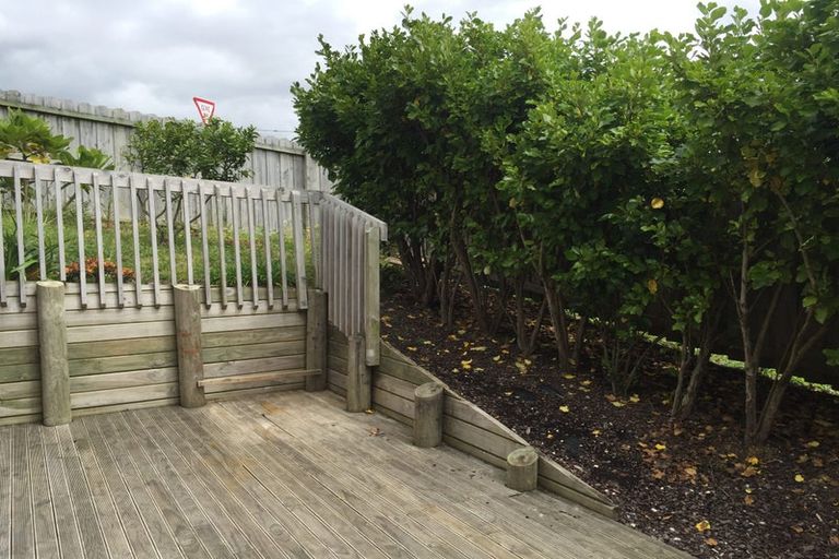 Photo of property in 1 Mana Lane, Pinehill, Auckland, 0632