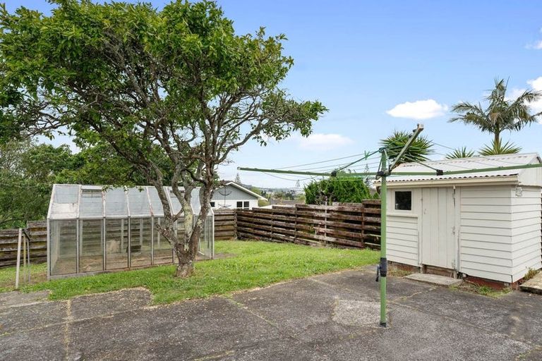 Photo of property in 100 Gossamer Drive, Pakuranga Heights, Auckland, 2010