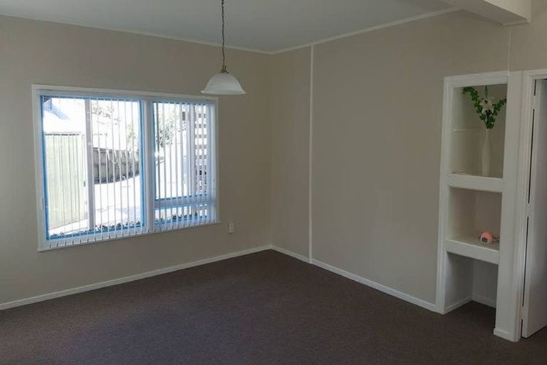 Photo of property in 1/212 Sunnynook Road, Totara Vale, Auckland, 0627