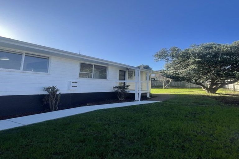 Photo of property in 42 Claverdon Drive, Massey, Auckland, 0614