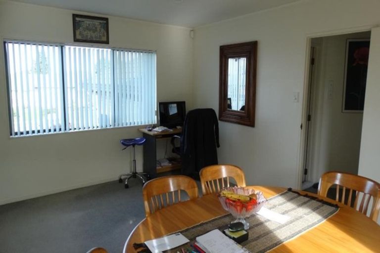Photo of property in 1 San Fernando Way, Henderson, Auckland, 0612