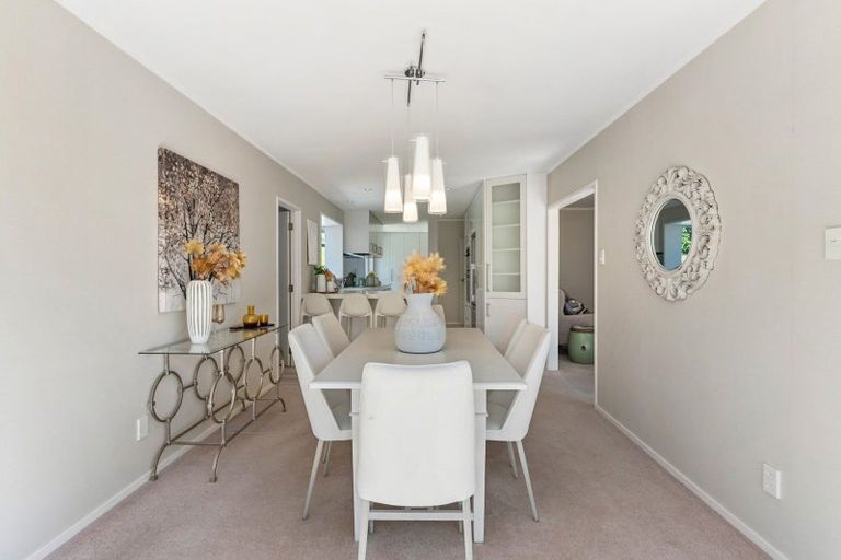 Photo of property in 15 Pickwick Parade, Mellons Bay, Auckland, 2014