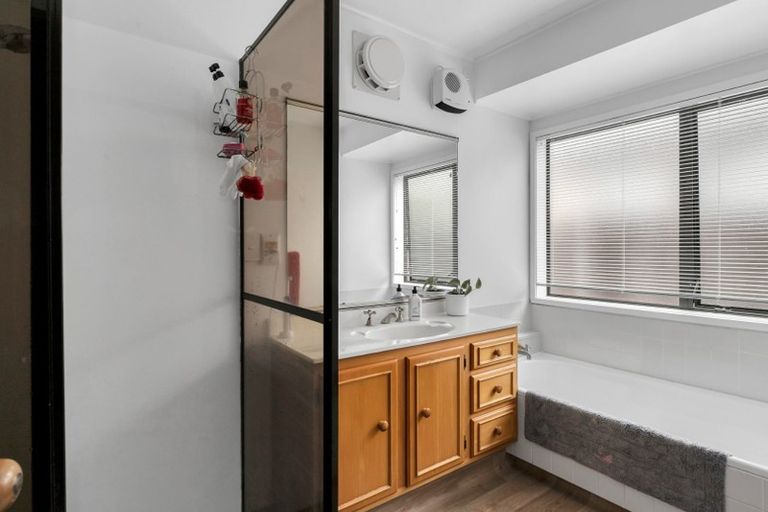 Photo of property in 33 Uppingham Crescent, Hillcrest, Auckland, 0627