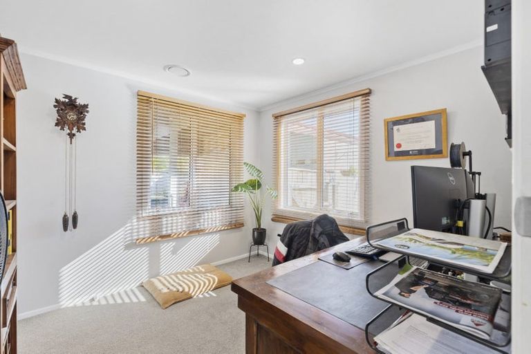 Photo of property in 1 Williams Terrace, Fitzherbert, Palmerston North, 4410