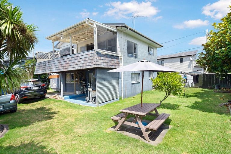 Photo of property in 3 Hillary Heights Avenue, Glendene, Auckland, 0602