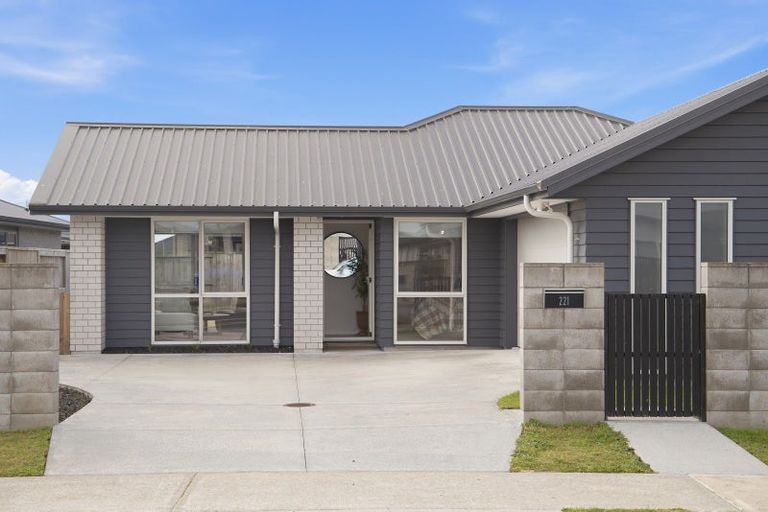 Photo of property in 221 Te Okuroa Drive, Papamoa, 3118