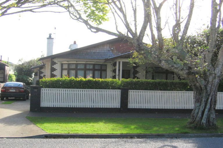 Photo of property in 35 Norton Park Avenue, Fairfield, Lower Hutt, 5011