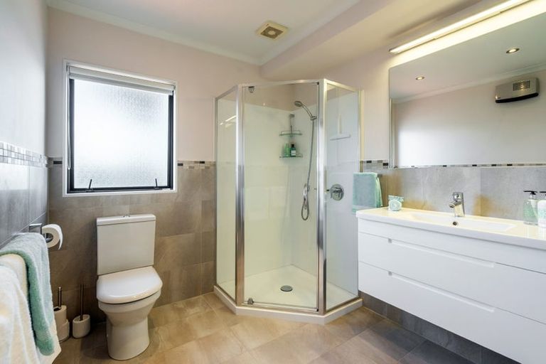 Photo of property in 2/23 Kiteroa Terrace, Rothesay Bay, Auckland, 0630