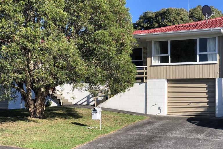 Photo of property in 3/2 Longbill Place, Glendene, Auckland, 0602