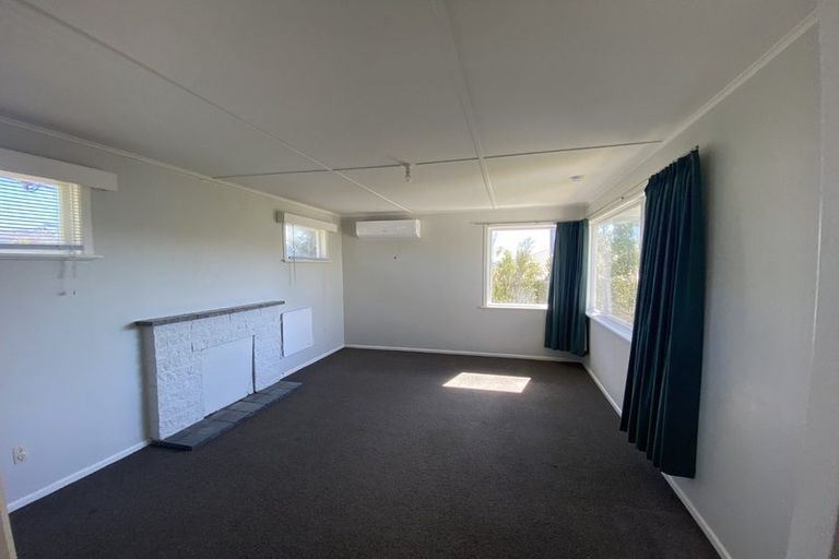Photo of property in 21 Barclay Street, Newlands, Wellington, 6037