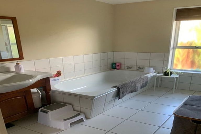 Photo of property in 64 Oakley Crescent, Hornby, Christchurch, 8042