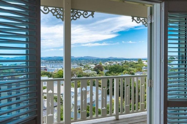 Photo of property in 8 Cobden Road, Bluff Hill, Napier, 4110