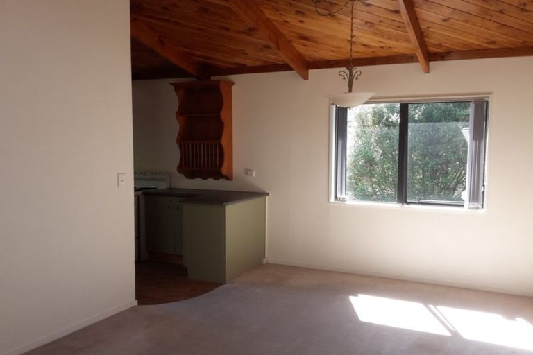 Photo of property in 2/31 Camellia Terrace, Maungaraki, Lower Hutt, 5010
