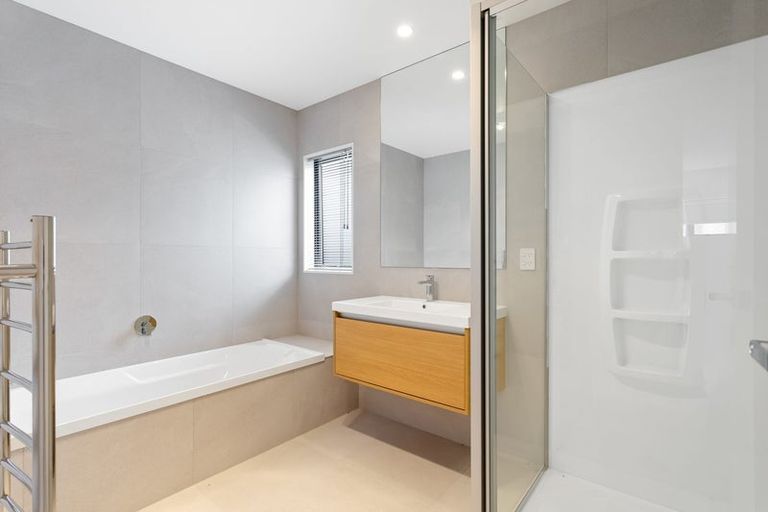 Photo of property in 29 Parkmore Drive, Rosehill, Papakura, 2113