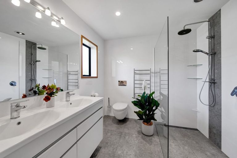 Photo of property in 10 Kinross Drive, Merrilands, New Plymouth, 4312