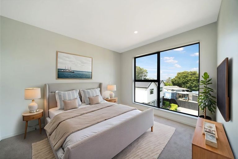 Photo of property in 1/107 Hobsonville Road, West Harbour, Auckland, 0618