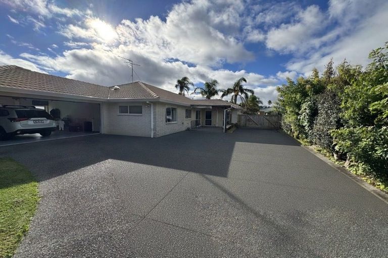 Photo of property in 23 Chalmers Close, Orewa, 0931