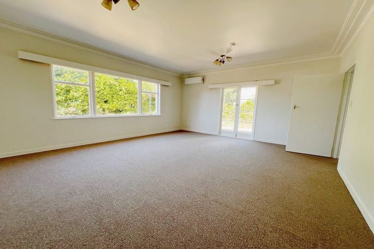 Photo of property in 18 Woodford Avenue, Henderson, Auckland, 0610