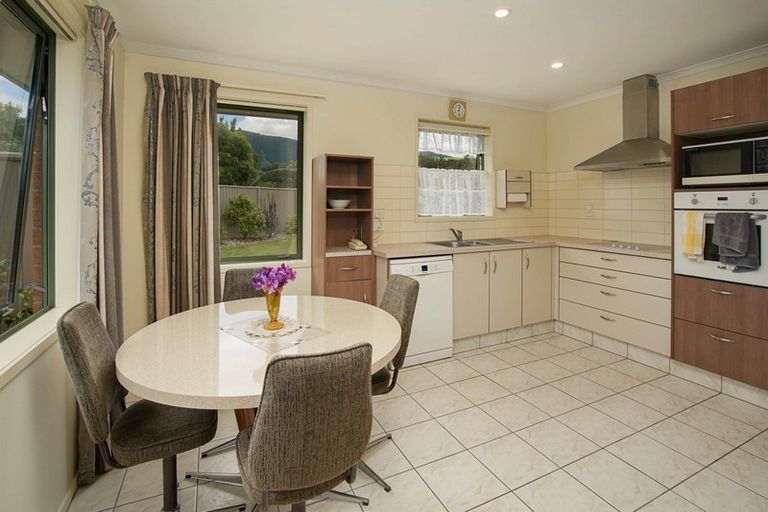 Photo of property in 21 Woodstock Place, Stoke, Nelson, 7011