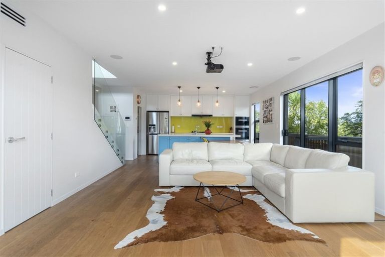 Photo of property in 2/8 Dallinghoe Crescent, Milford, Auckland, 0620