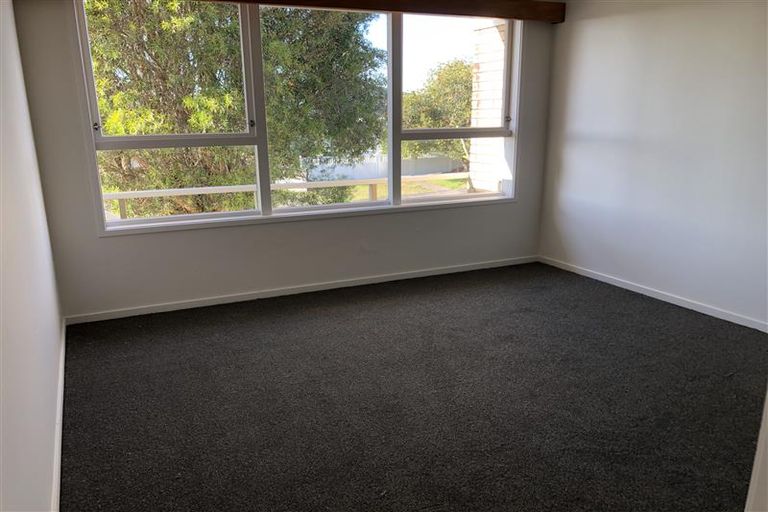 Photo of property in 3/2 Longbill Place, Glendene, Auckland, 0602