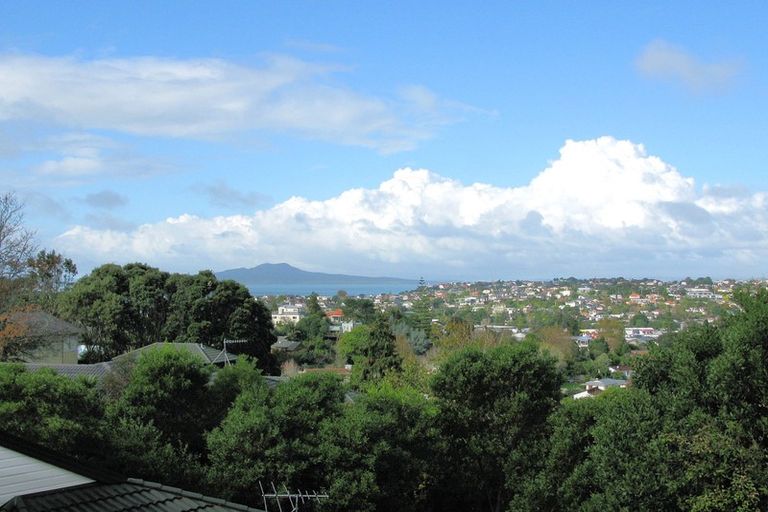 Photo of property in 2/98 Carlisle Road, Browns Bay, Auckland, 0632