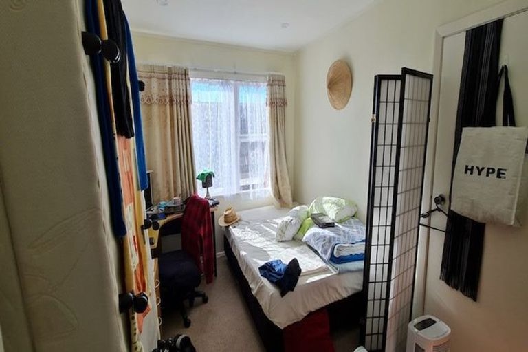 Photo of property in 72 Stewart Drive, Newlands, Wellington, 6037