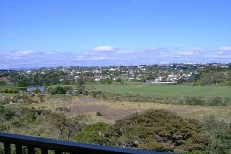 Photo of property in 3/104 Sylvan Avenue, Northcote, Auckland, 0627