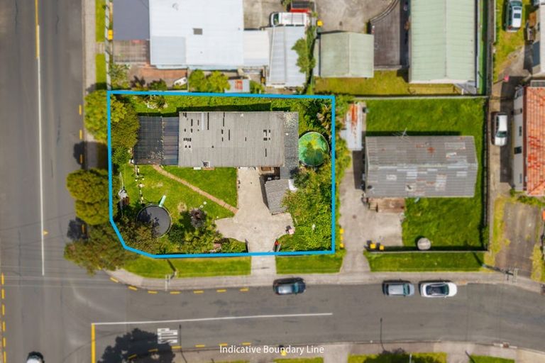 Photo of property in 2 Harrington Road, Henderson, Auckland, 0610