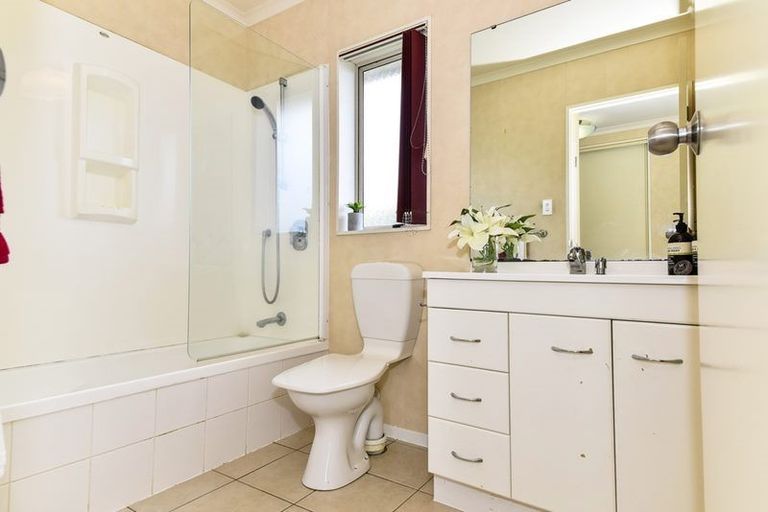 Photo of property in 32 Sandwick Drive, Weymouth, Auckland, 2103