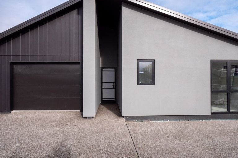 Photo of property in 16 Waterfowl Road, Jacks Point, 9371