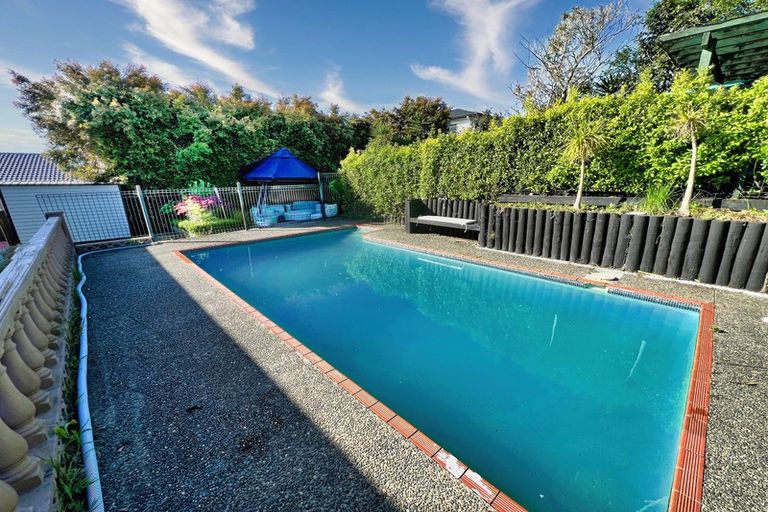 Photo of property in 20 Longbill Place, Glendene, Auckland, 0602