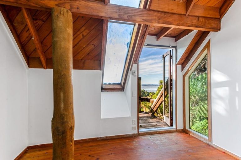 Photo of property in 40 Otitori Bay Road, Titirangi, Auckland, 0604