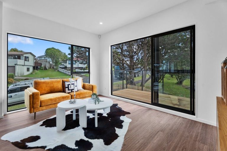 Photo of property in 1/33 Elizabeth Drive, West Harbour, Auckland, 0618