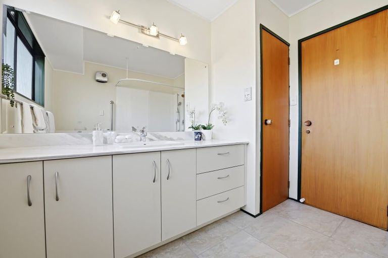 Photo of property in 2/983 Beach Road, Torbay, Auckland, 0630