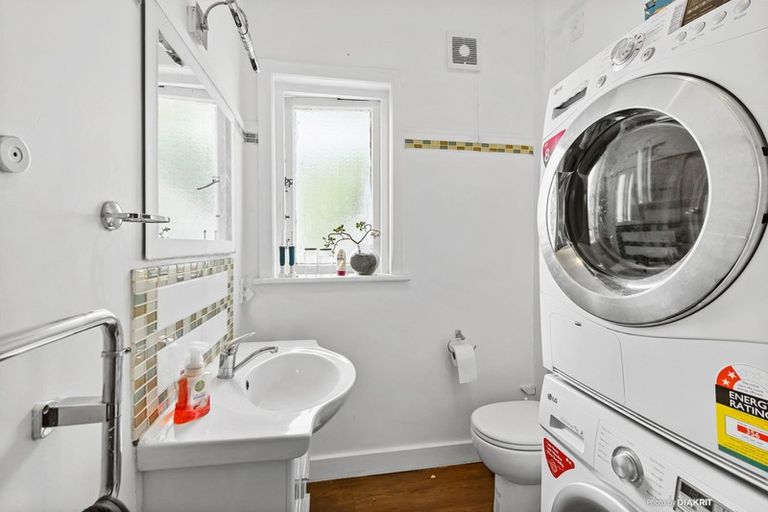 Photo of property in Ambassador Flats, 2/7 Maurice Terrace, Te Aro, Wellington, 6011