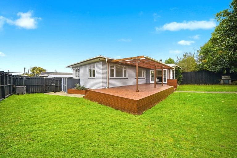 Photo of property in 102 Taikata Road, Te Atatu Peninsula, Auckland, 0610
