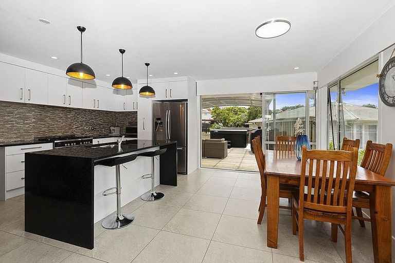 Photo of property in 28 Tiroroa Avenue, Te Atatu South, Auckland, 0610