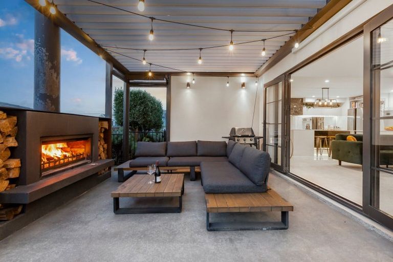 Photo of property in 88 Queen Charlotte Drive, Aotea, Porirua, 5024