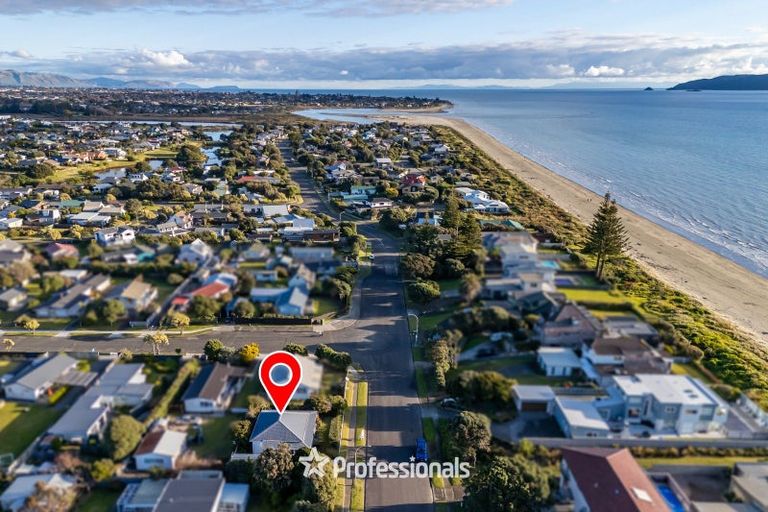 Photo of property in 124 Tutere Street, Waikanae Beach, Waikanae, 5036