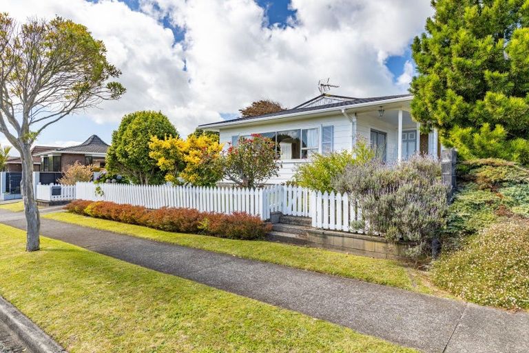 Photo of property in 4 Poplar Grove, Whalers Gate, New Plymouth, 4310
