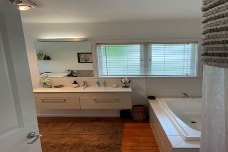 Photo of property in 46 Beach Haven Road, Beach Haven, Auckland, 0626